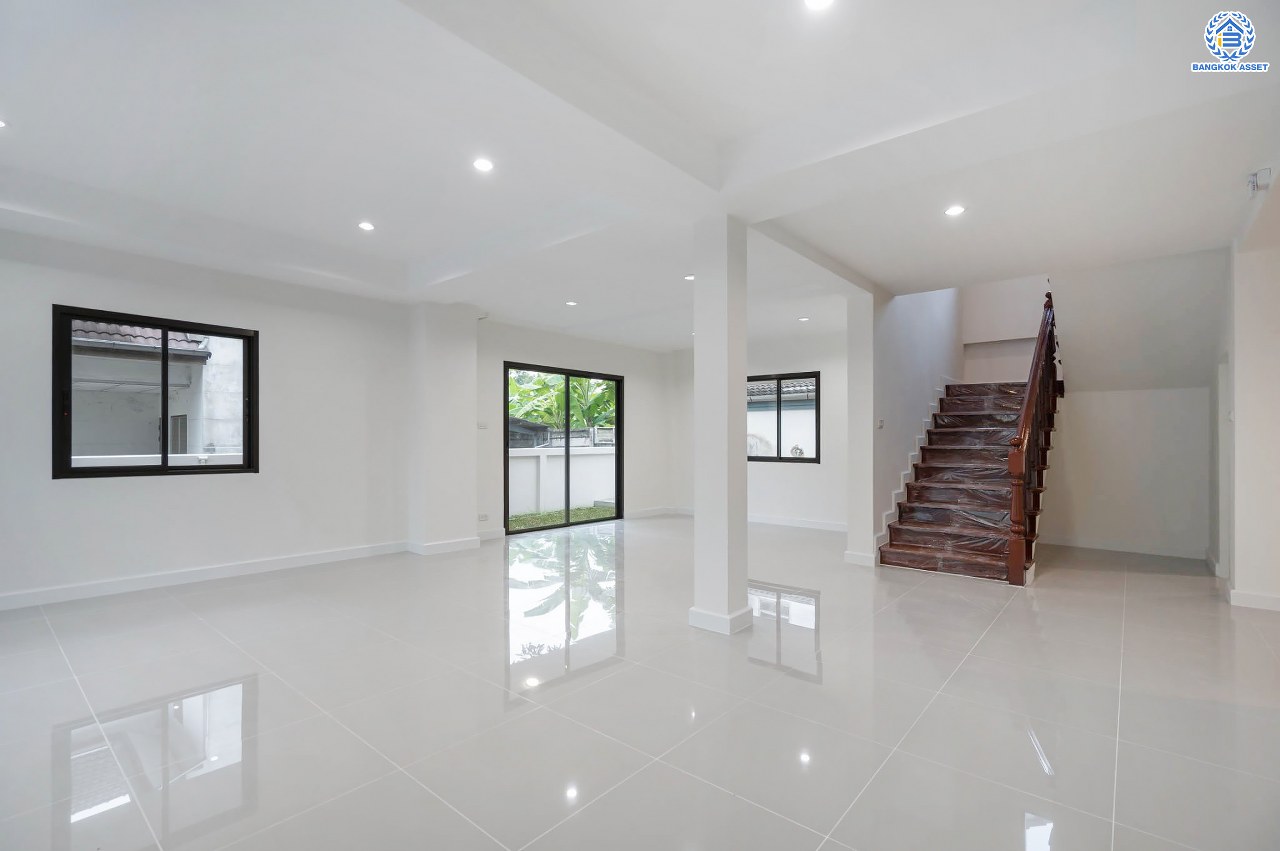 บ้านมือสองตกแต่งใหม่ โครงการ กฤษดานคร18 พุทธมณฑลสาย3 เนื้อที่ 80 ตร.ว. บนพื้นที่ใช้สอยมากถึง 272.57 ตร.ม. อีกระดับของฟังก์ชัน 4 ห้องนอน 3 ห้องน้ำ จอดรถได้ 2 คัน บรรยากาศสุด Private บนทำเลศักยภาพเชื่อมต่อหลายเส้นทาง ใกล้เซ็นทรัลปิ่นเกล้า ม.มหิดล และทางด่วน "ศรีรัช"